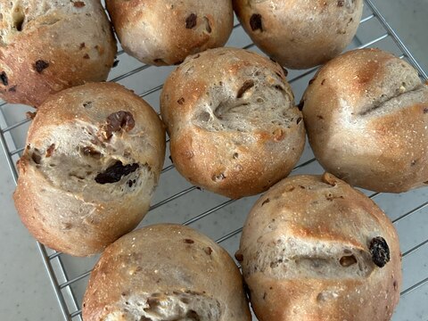 胡桃とレーズンのもちもちパン